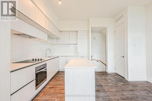 218 - 8 Steckley House Lane, Richmond Hill, ON - Indoor Photo Showing Kitchen