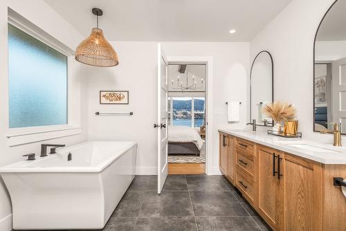 7463 Tronson Road, Vernon, BC - Indoor Photo Showing Bathroom