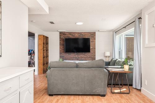 7463 Tronson Road, Vernon, BC - Indoor Photo Showing Living Room