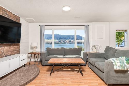 7463 Tronson Road, Vernon, BC - Indoor Photo Showing Living Room