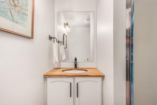 7463 Tronson Road, Vernon, BC - Indoor Photo Showing Bathroom