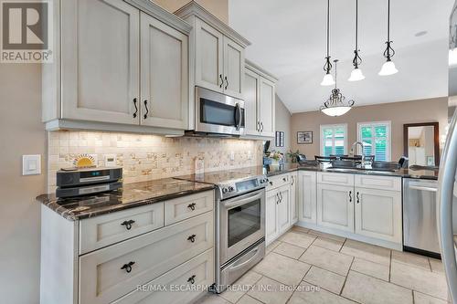 3559 Algonquin Drive, Fort Erie, ON - Indoor Photo Showing Kitchen With Stainless Steel Kitchen With Upgraded Kitchen