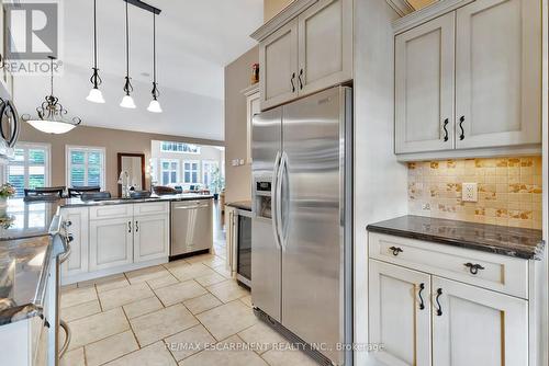 3559 Algonquin Drive, Fort Erie, ON - Indoor Photo Showing Kitchen With Stainless Steel Kitchen