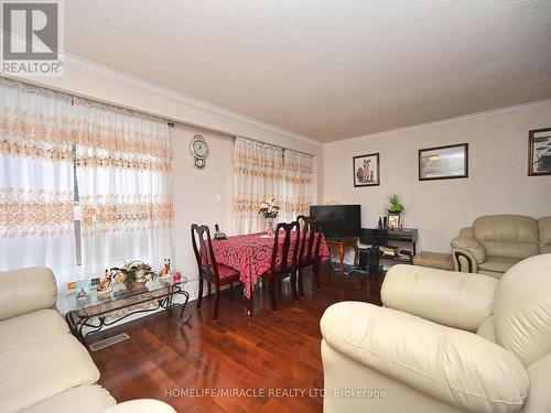 119 - 120 Collins Crescent W, Brampton, ON - Indoor Photo Showing Living Room