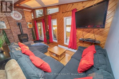 70 Corktown Lane, Merrickville-Wolford, ON - Indoor Photo Showing Living Room With Fireplace