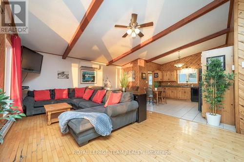 70 Corktown Lane, Merrickville-Wolford, ON - Indoor Photo Showing Living Room