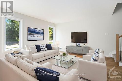 82 Villeneuve Street, North Stormont, ON - Indoor Photo Showing Living Room