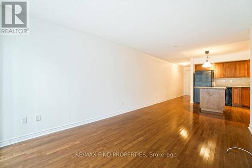 401 - 270 Wellington Street W, Toronto, ON - Indoor Photo Showing Kitchen