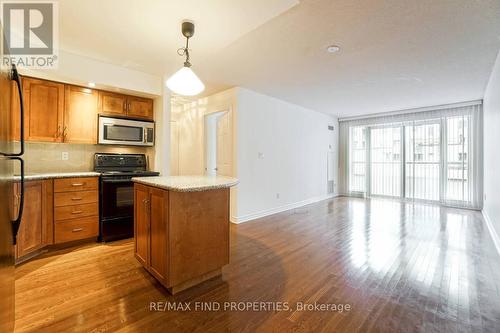 401 - 270 Wellington Street W, Toronto, ON - Indoor Photo Showing Kitchen