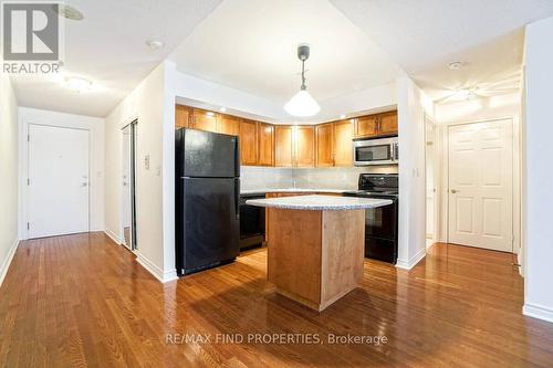 401 - 270 Wellington Street W, Toronto, ON - Indoor Photo Showing Kitchen