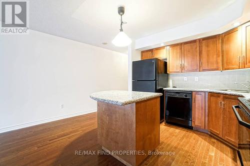 401 - 270 Wellington Street W, Toronto, ON - Indoor Photo Showing Kitchen