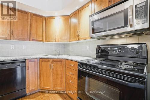 401 - 270 Wellington Street W, Toronto, ON - Indoor Photo Showing Kitchen