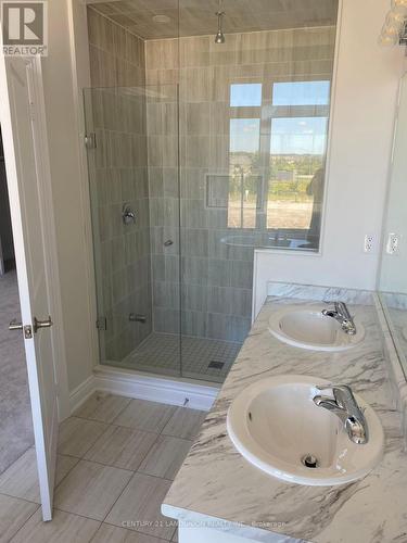 395 Tennant Circle, Vaughan (Vellore Village), ON - Indoor Photo Showing Bathroom