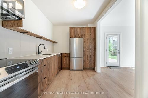 Apt 1 - 519 Elizabeth Street, Burlington, ON - Indoor Photo Showing Kitchen