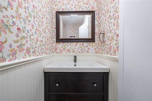 60 Inverness Avenue W, Hamilton, ON - Indoor Photo Showing Bathroom