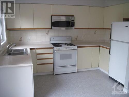 467 Parkdale Avenue, Ottawa, ON - Indoor Photo Showing Kitchen With Double Sink