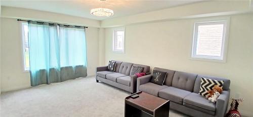 4256 Shuttleworth Drive, Niagara Falls, ON - Indoor Photo Showing Living Room