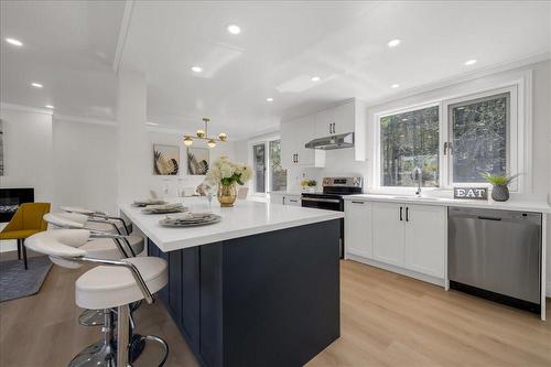 932 Montgomery Drive, Ancaster, ON - Indoor Photo Showing Kitchen With Upgraded Kitchen