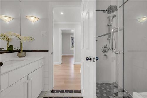 932 Montgomery Drive, Ancaster, ON - Indoor Photo Showing Bathroom