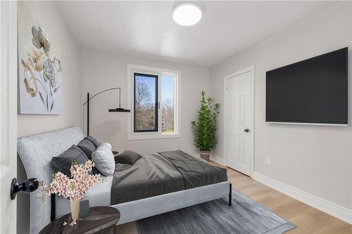 932 Montgomery Drive, Ancaster, ON - Indoor Photo Showing Bedroom