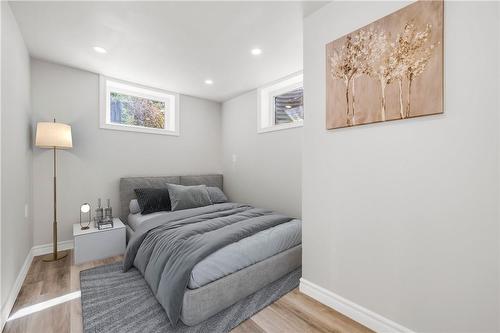 932 Montgomery Drive, Ancaster, ON - Indoor Photo Showing Bedroom