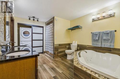 87 Reiche Road, Pembroke, ON - Indoor Photo Showing Bathroom