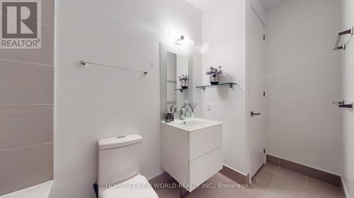 622 - 111 St Clair Avenue W, Toronto (Yonge-St. Clair), ON - Indoor Photo Showing Bathroom