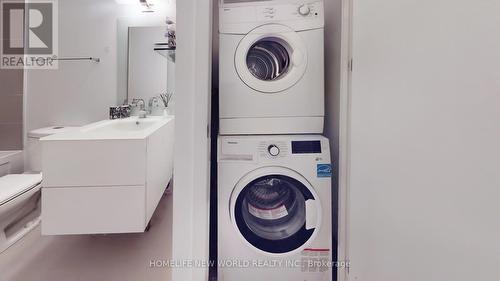 622 - 111 St Clair Avenue W, Toronto (Yonge-St. Clair), ON - Indoor Photo Showing Laundry Room