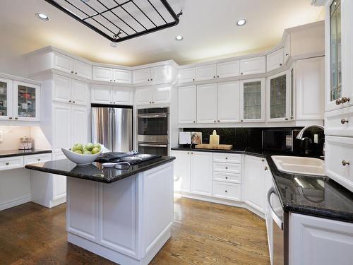 Cuisine - 61 Av. Cedar, Pointe-Claire, QC - Indoor Photo Showing Kitchen With Double Sink With Upgraded Kitchen