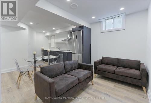 5226 Bushelgrove Circle, Mississauga, ON - Indoor Photo Showing Living Room