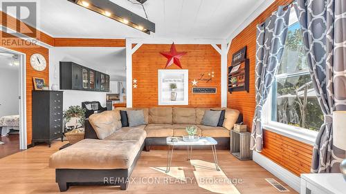 258 Anna Street S, North Middlesex (Parkhill), ON - Indoor Photo Showing Living Room