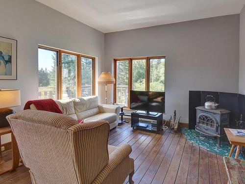 Living room - 2147 Ch. Du Lac-Quenouille, Val-Des-Lacs, QC - Indoor Photo Showing Living Room