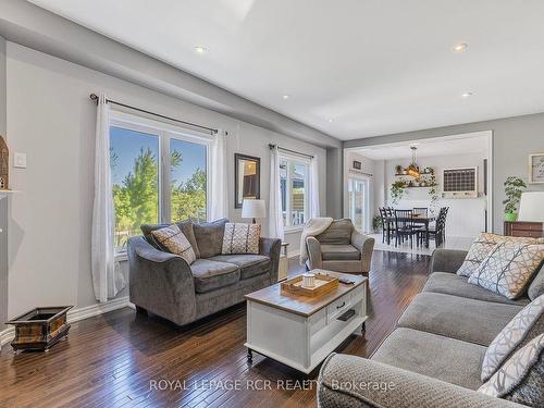 160 Shephard Ave, New Tecumseth, ON - Indoor Photo Showing Living Room