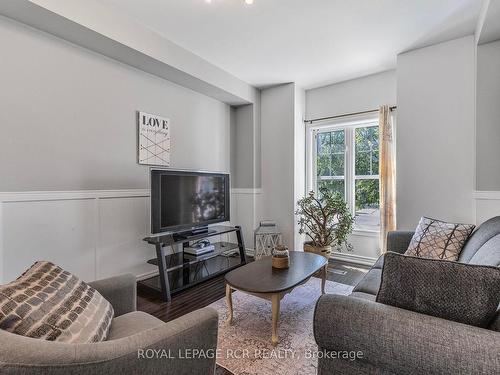 160 Shephard Ave, New Tecumseth, ON - Indoor Photo Showing Living Room