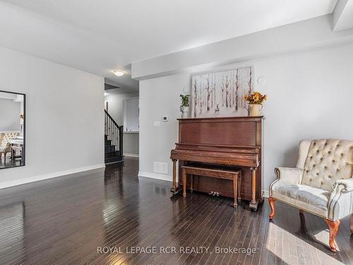 160 Shephard Ave, New Tecumseth, ON - Indoor Photo Showing Living Room