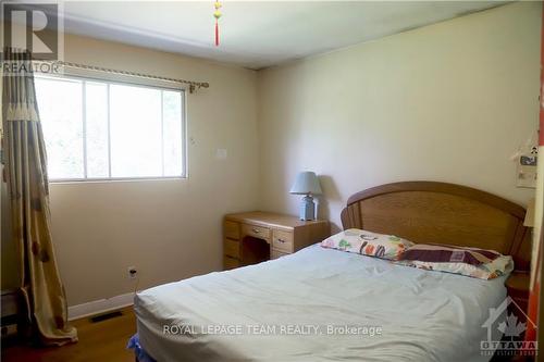 738 Manitou Drive, Ottawa, ON - Indoor Photo Showing Bedroom