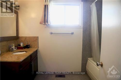 738 Manitou Drive, Ottawa, ON - Indoor Photo Showing Bathroom