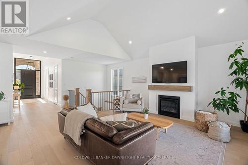 135 Foxborough Place, Thames Centre (Thorndale), ON - Indoor Photo Showing Living Room With Fireplace