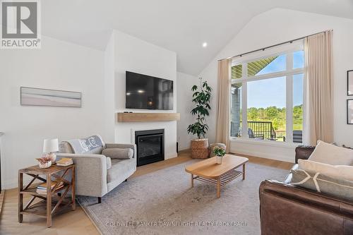 135 Foxborough Place, Thames Centre (Thorndale), ON - Indoor Photo Showing Living Room With Fireplace