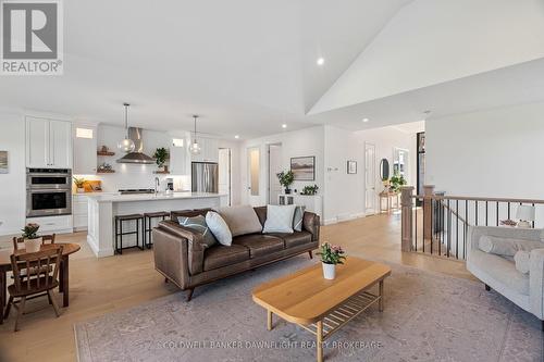 135 Foxborough Place, Thames Centre (Thorndale), ON - Indoor Photo Showing Living Room