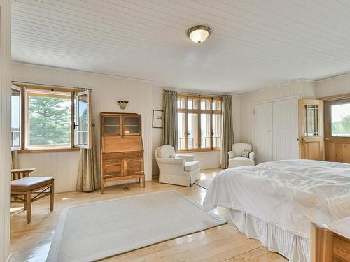 Master bedroom - 215 Ch. Du Tour-Du-Lac, Sainte-Agathe-Des-Monts, QC - Indoor Photo Showing Bedroom