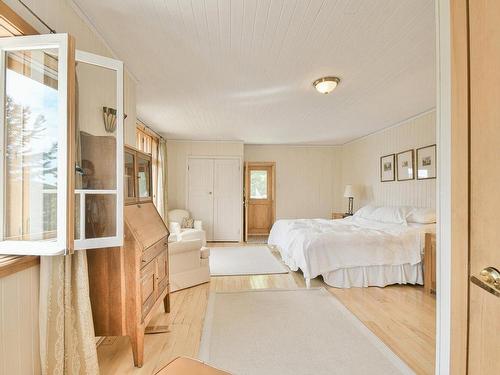 Master bedroom - 215 Ch. Du Tour-Du-Lac, Sainte-Agathe-Des-Monts, QC - Indoor Photo Showing Bedroom