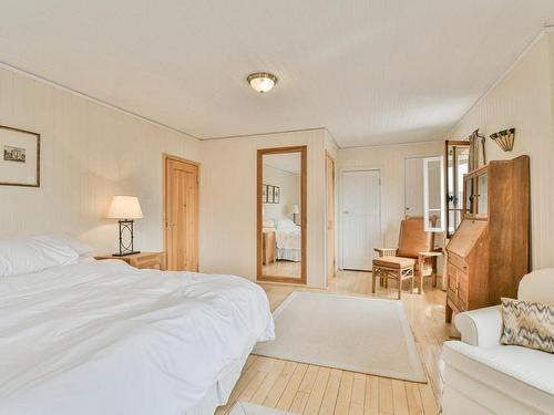 Master bedroom - 215 Ch. Du Tour-Du-Lac, Sainte-Agathe-Des-Monts, QC - Indoor Photo Showing Bedroom