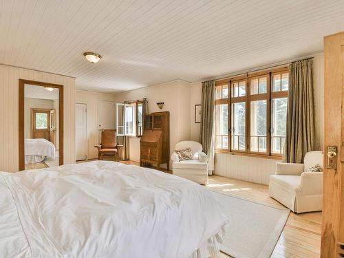 Master bedroom - 215 Ch. Du Tour-Du-Lac, Sainte-Agathe-Des-Monts, QC - Indoor Photo Showing Bedroom