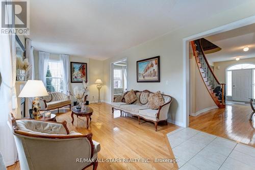 18 Orr Farm Road, Markham, ON - Indoor Photo Showing Living Room