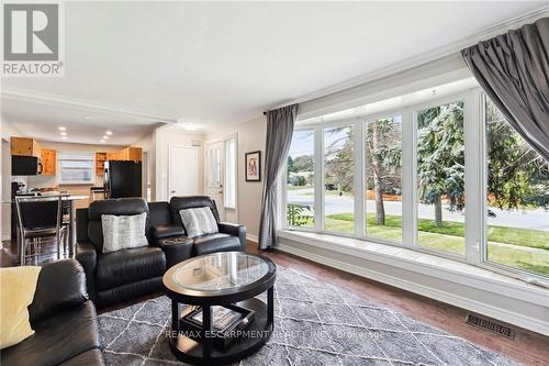 426 Delrex Boulevard, Halton Hills (Georgetown), ON - Indoor Photo Showing Living Room