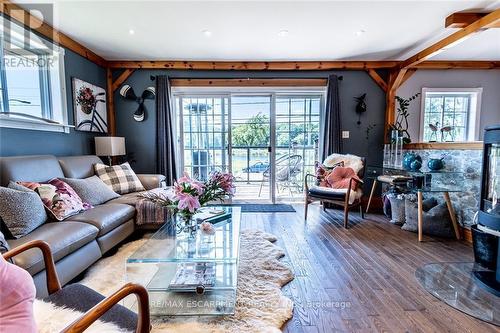 152 Kingsway Street, Welland, ON - Indoor Photo Showing Living Room