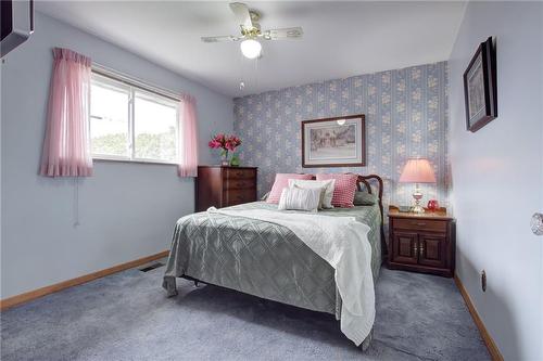 247 Fernwood Crescent, Hamilton, ON - Indoor Photo Showing Bedroom