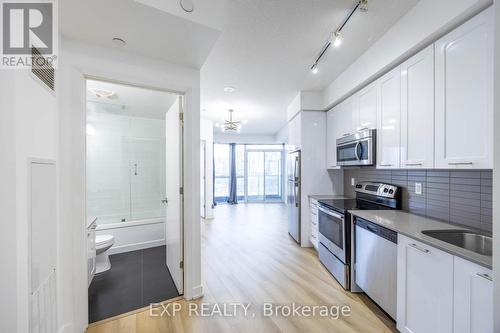 902 - 50 Bruyeres Mews, Toronto (Niagara), ON - Indoor Photo Showing Kitchen With Upgraded Kitchen