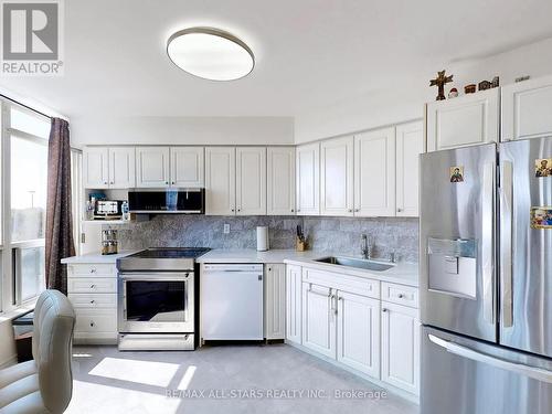 707 - 12 Laurelcrest Street, Brampton (Queen Street Corridor), ON - Indoor Photo Showing Kitchen